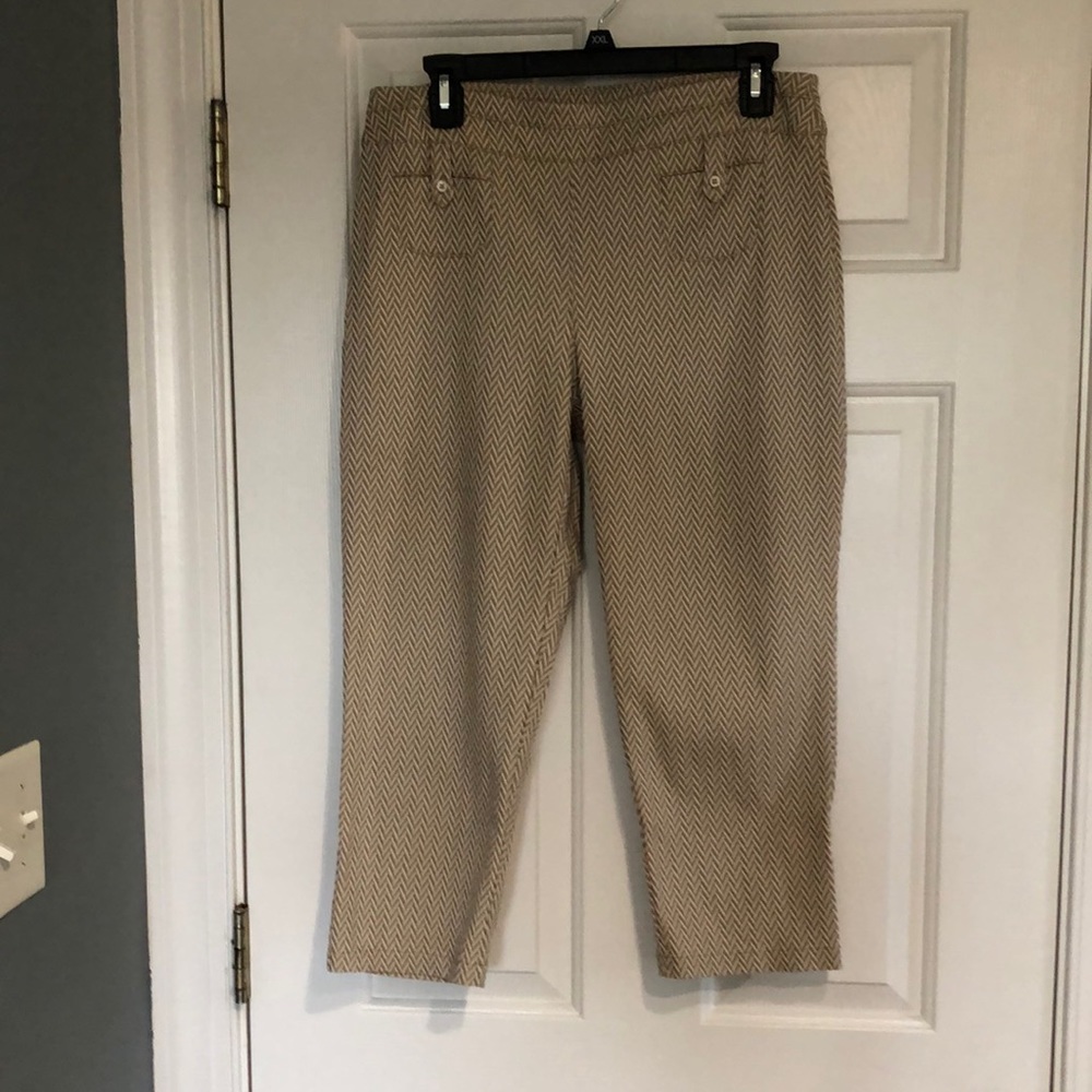 Lady’s chevron print capris